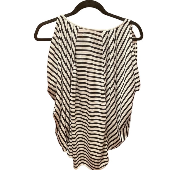 American Eagle striped cold shoulder top size small petite. - Picture 4 of 8